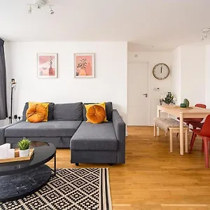 Contemporary Centre With Parking Apartment Bath